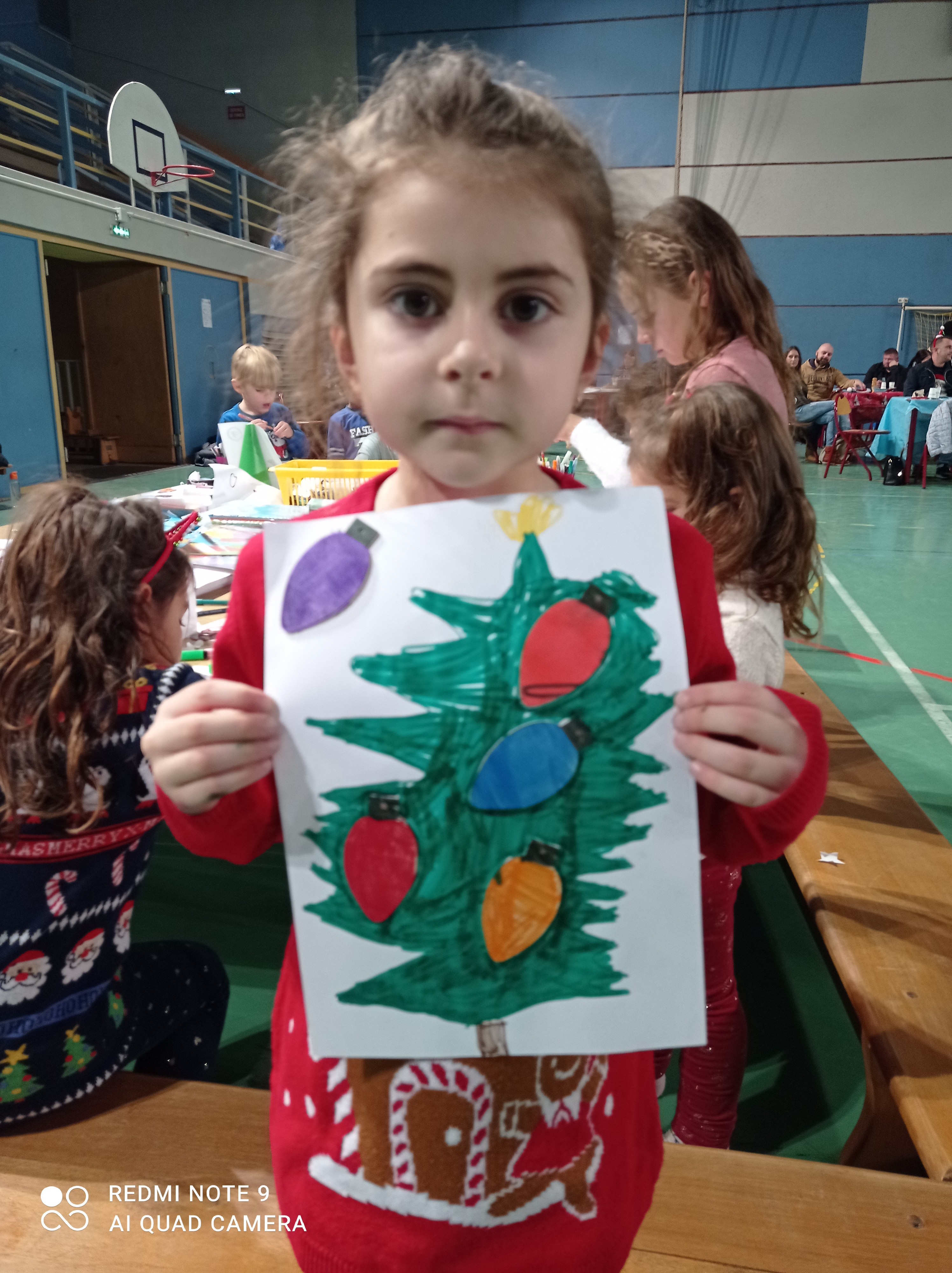 Aria et son joli sapin de Noël